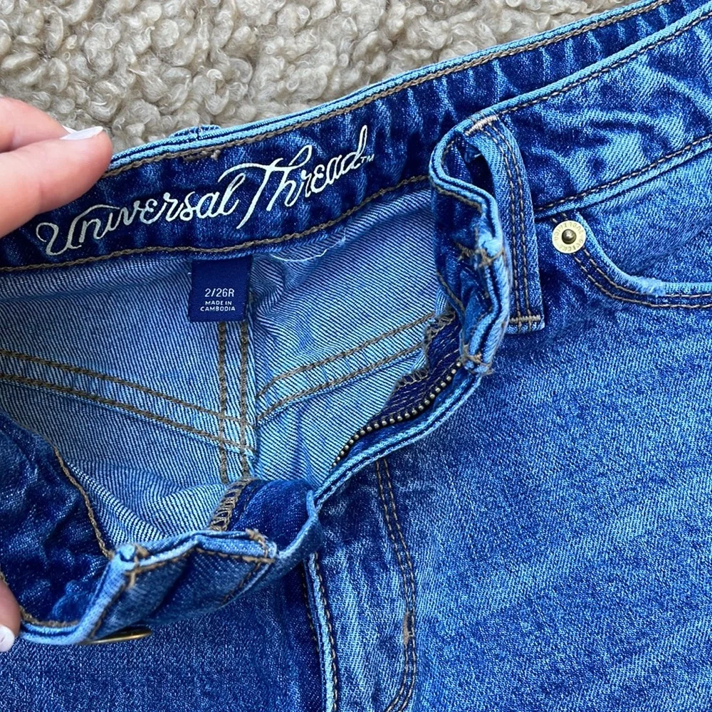 Universal Thread Mid Rise Jean Shorts, Size 2 - Picture 2 of 3